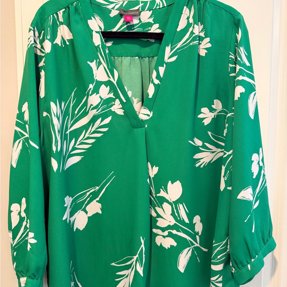 Vince Camuto Green and White Floral V-Neck Tunic